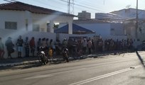 Pacientes enfrentam fila gigante desde a madrugada na Central de Marcação de Exames em Cajazeiras