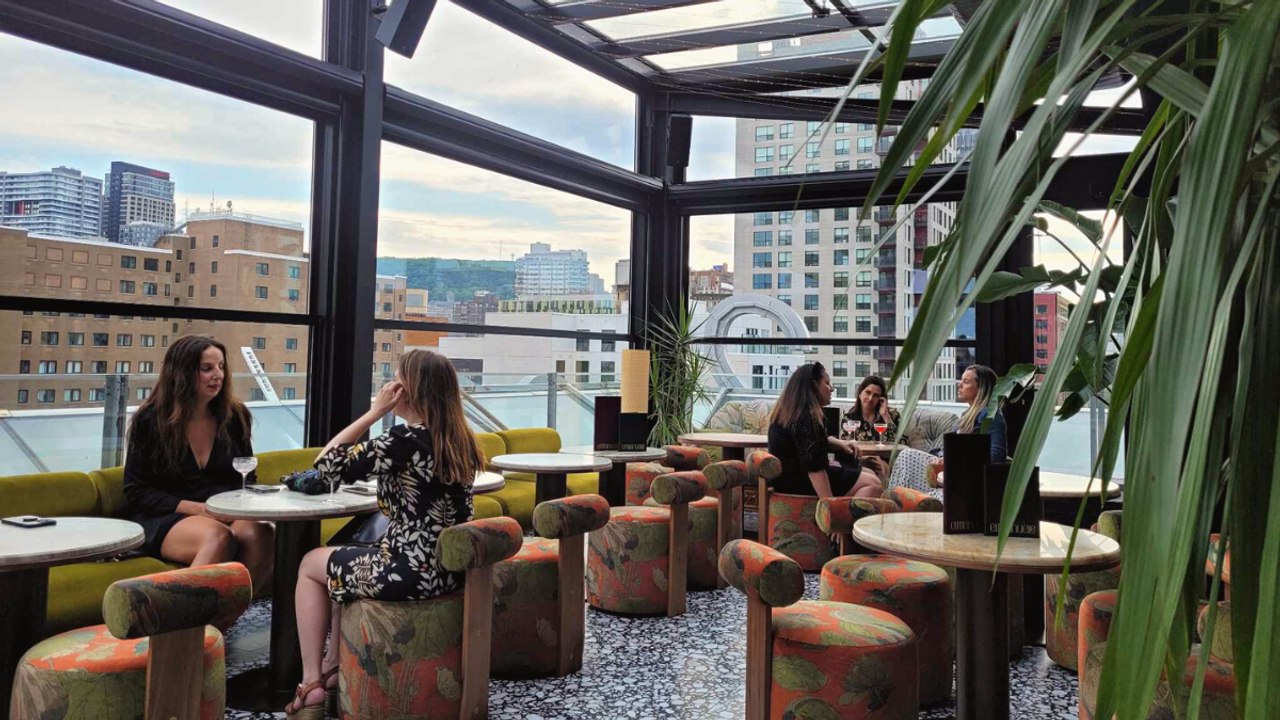 Emmanuelle : un salon perché au-dessus du Quartier des spectacles