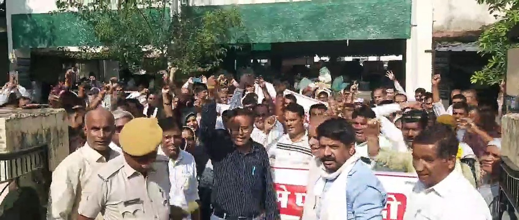 बीएलओ जैसे गैर शिक्षण कार्यों के बहिष्कार को लेकर लेकर शिक्षकों ने निकाली आक्रोश रैली