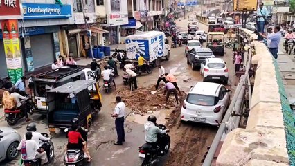 पानी के रिसाव से टूटी सड़क में फंसते रहे वाहन . .कई बार लगा जाम