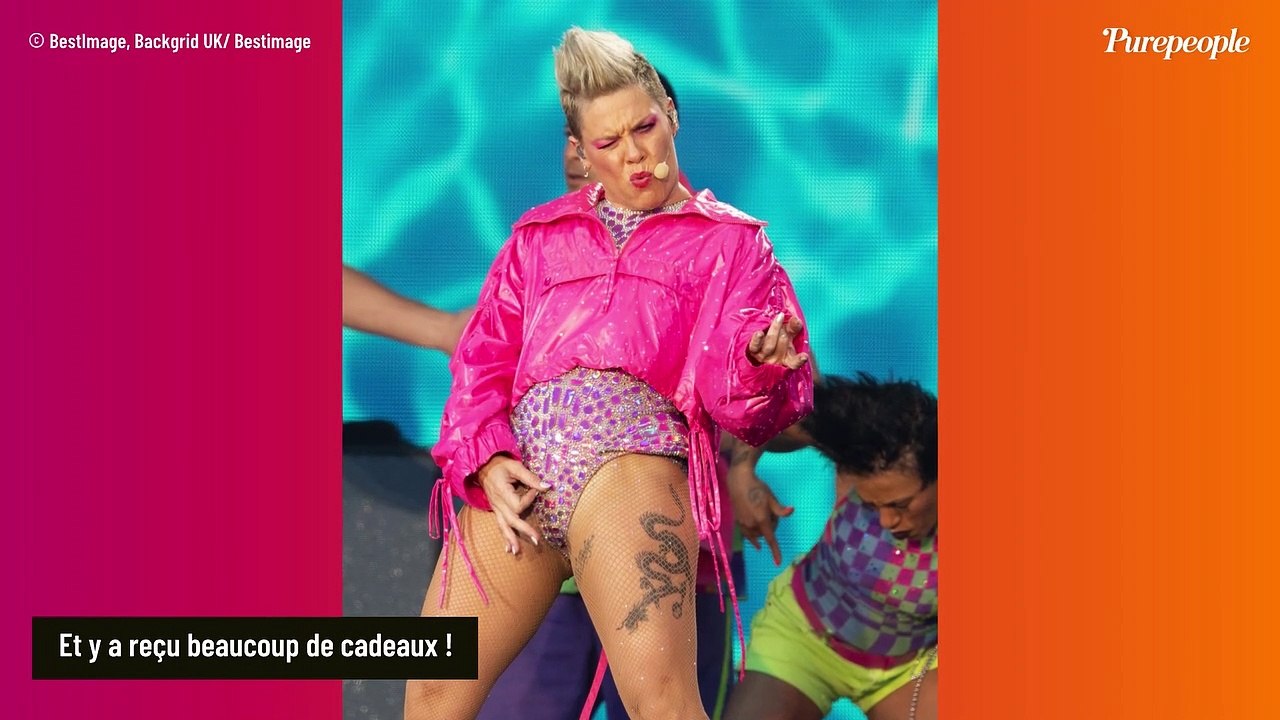 "C'est ta mère ?" : Pink interloquée devant un cadeau offert par un fan, sa réaction très gênée dévoilée