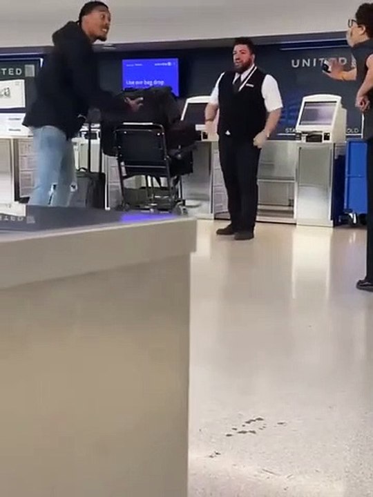 Knockout at the United Ticket Counter!