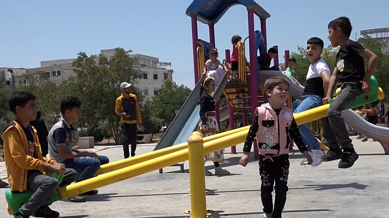 رغم الظروف المعيشية الصعبة.. سكان المخيمات بسوريا يصنعون البهجة في العيد