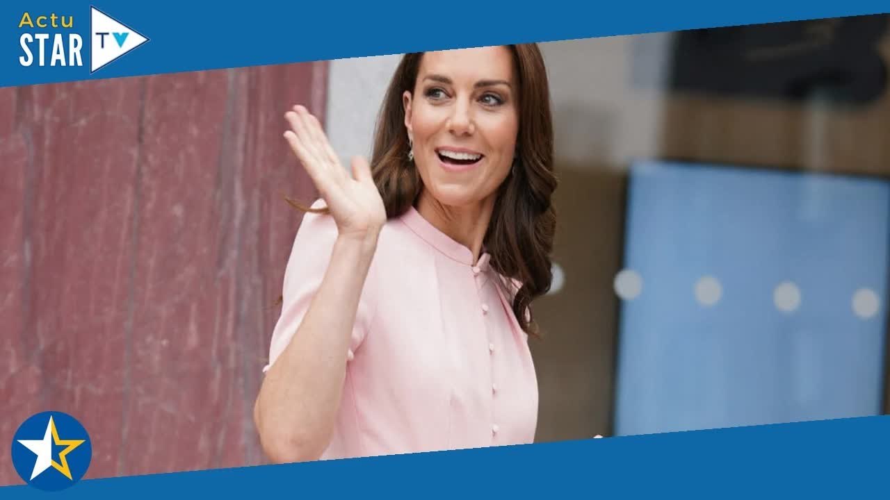 Kate Middleton envahie par des câlins d'enfants : la princesse, renversante en rose pastel et tendre
