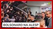 Bolsonaro é recepcionado com gritos de 'inelegível' e 'mito' em passagem pela Alesp