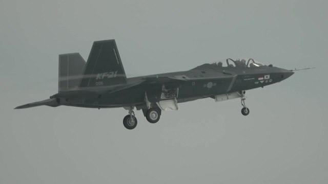 국산 KF-21 시제 6호기 첫 비행 성공...33분간 비행 / YTN