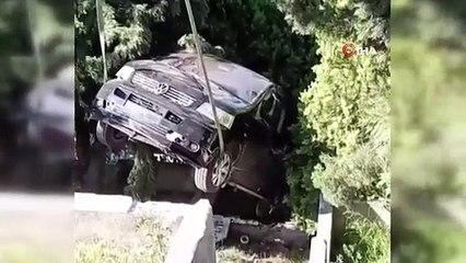 Park halinde freni boşalan araç mezarların üzerine uçtu