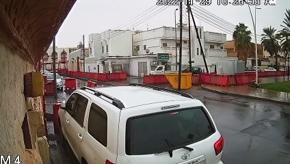 La pluie ruine le saut d'un chat