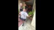 Hombre golpea y amenaza a su padre en plena calle