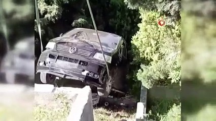 Aman dikkat! Park halindeki araç mezarların üzerine uçtu!