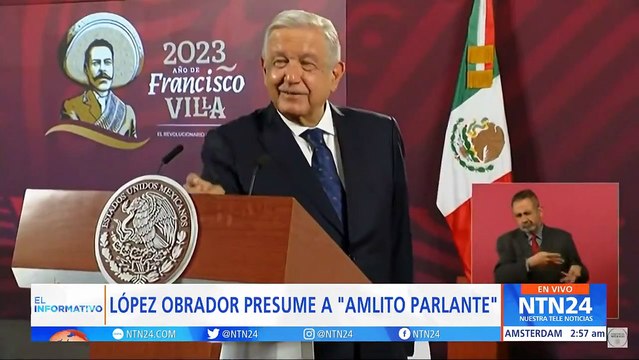 AMLO presumió en conferencia matutina al muñeco ‘Amlito’ pese a ley constitucional