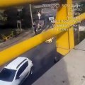 Agente de Tránsito evita suicidio en puente vehicular de Medellín