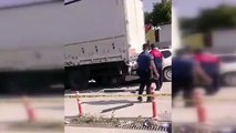 2 personnes dans le véhicule écrasées comme du papier sous le camion sont mortes ! Le chauffeur a fait une crise cardiaque