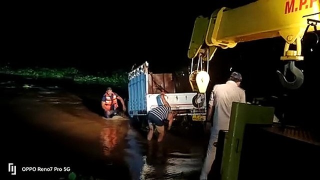नदी की बाढ़ से हिरन नदी में बहा लोडिंग वाहन मिला, चालक लापता- देखें वीडियो