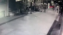 Beyoğlu'nda kavga: Ara sokakta yakalayıp defalarca bıçakladı