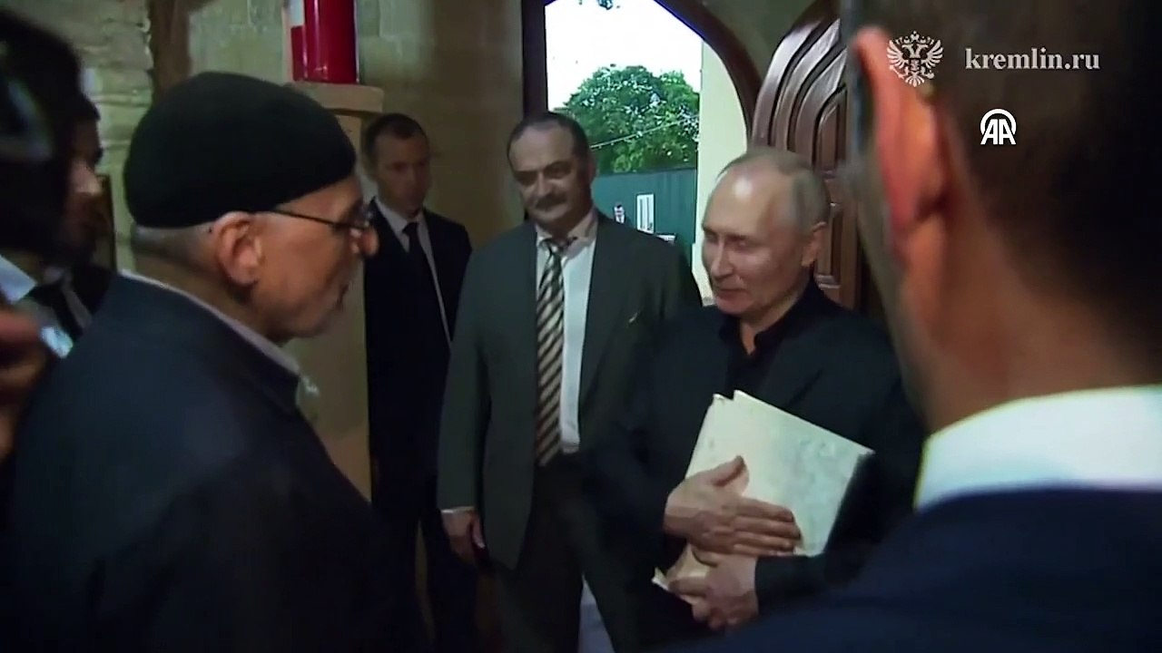 Putin'den cami ziyareti! Hediye edilen Kur'an-ı Kerim'i alıp İsveç'teki skandala gönderme yaptı