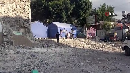 Bayramlarda cıvıl cıvıl olan enkaz kent, iş makinası seslerinin susmasıyla sessizliğe büründü