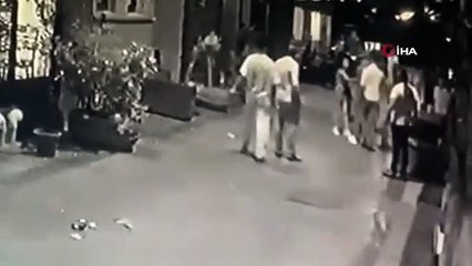 Taksim'de bir gece kulübünde 'yan bakma' dehşeti kamerada: Defalarca bıçakladı