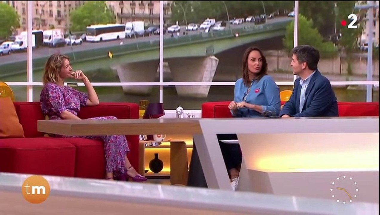 "Ça me touche beaucoup" : Julia Vignali très émue par le cadeau de Thomas Sotto pour sa dernière dans Télématin