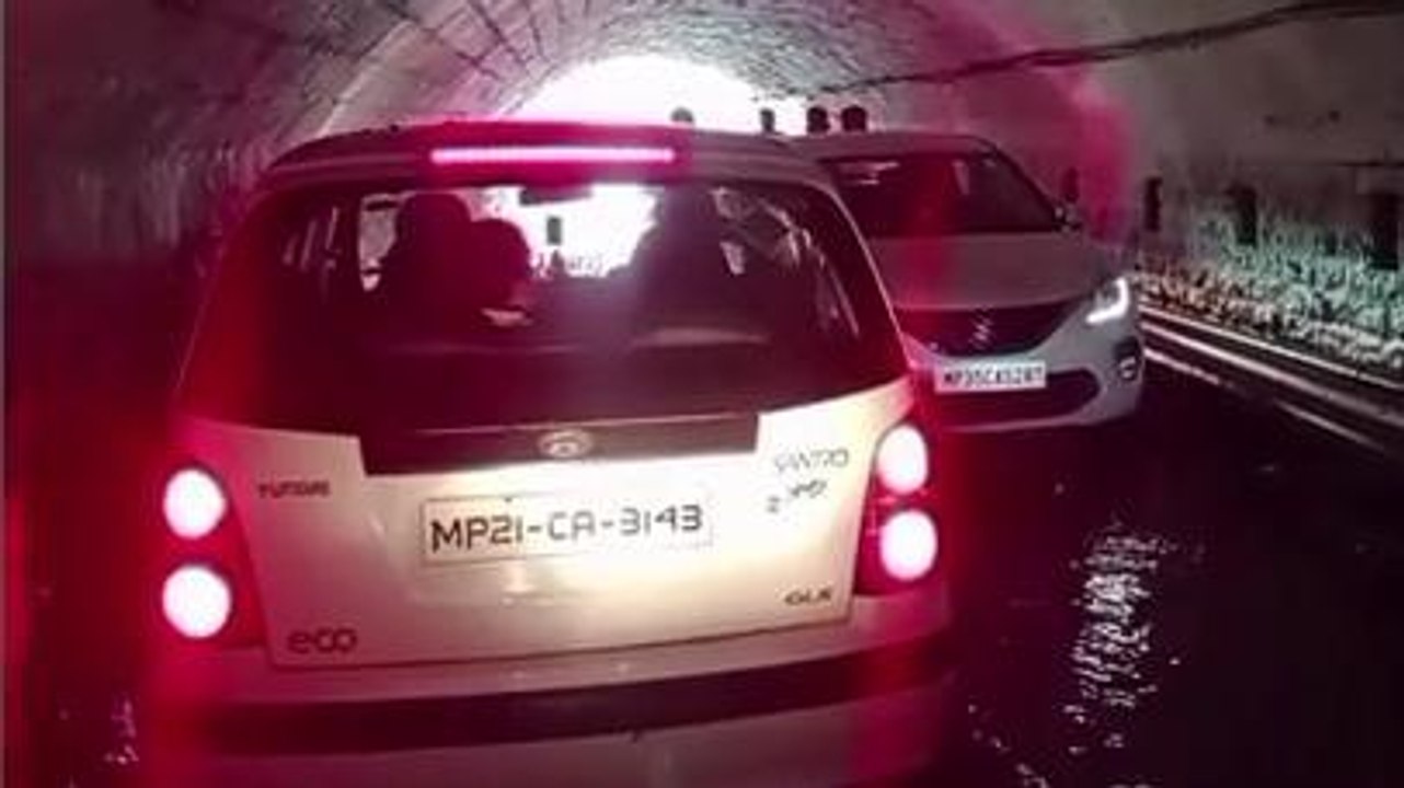 कटनी: अंडर ब्रिज में जलभराव तालाब जैसा नजारा....देखें खबर
