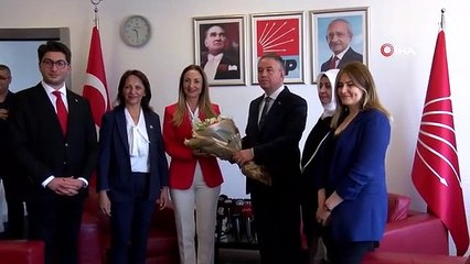 Les délégations du parti AK et du CHP célébrées