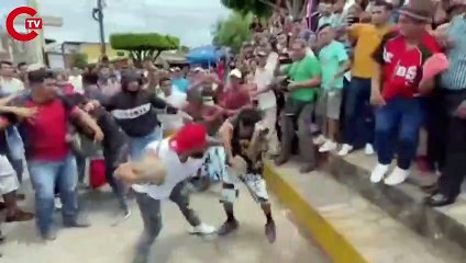 Boğa penisi ile birbirlerini kamçıladılar