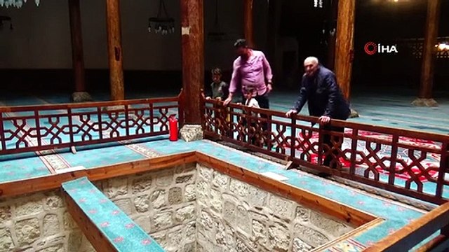 7 asırlık camideki ahşap direkleri koruduğuna inanılan karlık ziyaretçilerin ilgisini çekiyor