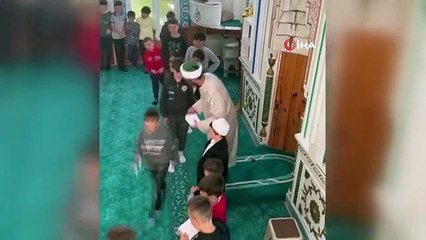 Cami İmamı Çocukları Bayramda Sevindirdi