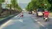 Trafikte tehlikeli yolculuk kameraya yansıdı: Yüzüstü uzanarak motosiklet sürdü