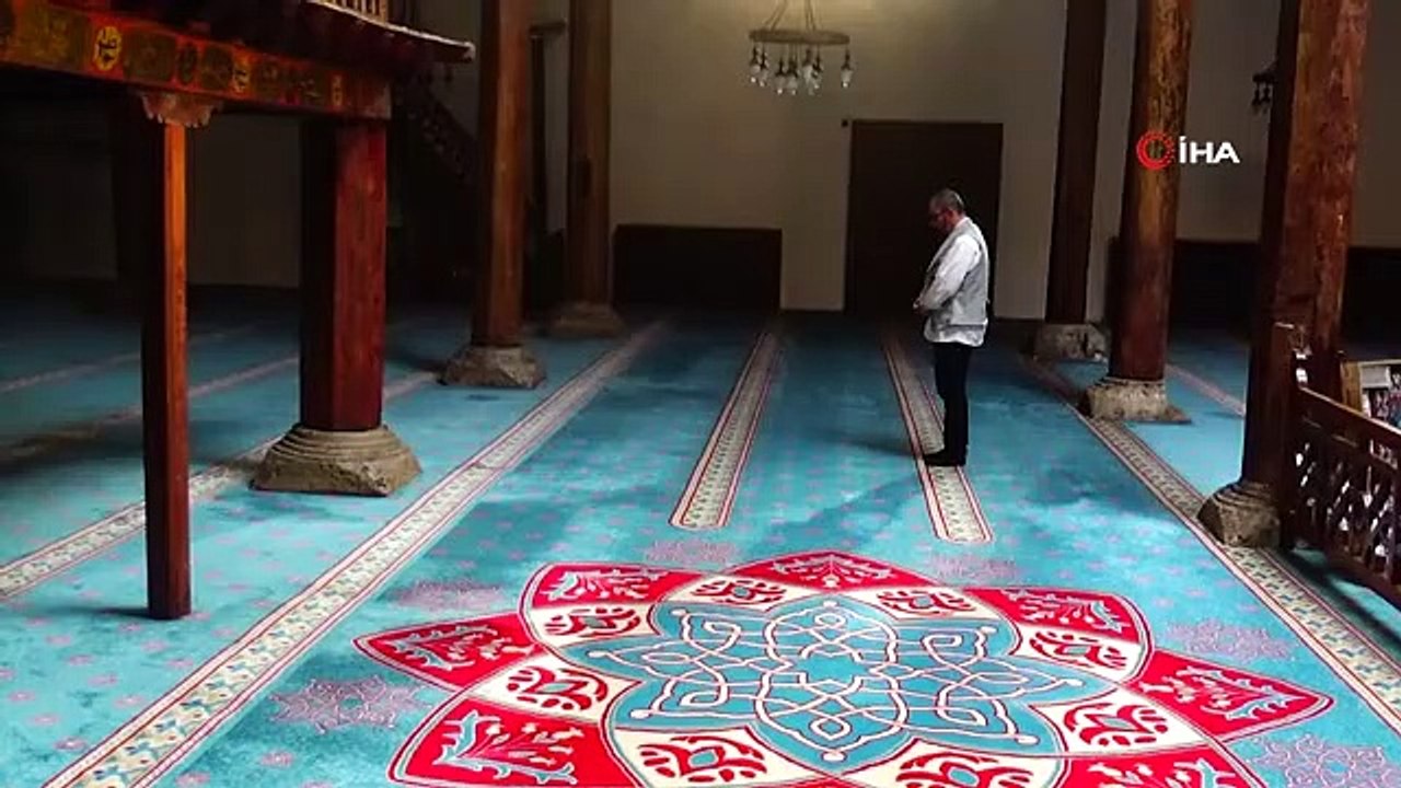 Le "karlık", censé protéger les piliers en bois de la mosquée vieille de 7 siècles, attire l'attention des visiteurs.