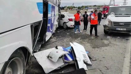 Yolcu otobüsü karşı şeride uçup çok sayıda araca çarptı: 4 yaralı