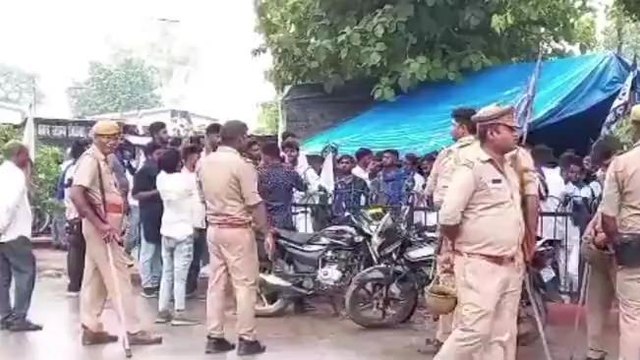 अयोध्या: सैकड़ों भीम आर्मी के कार्यकर्ताओं ने धरना प्रदर्शन कर सौंपा ज्ञापन