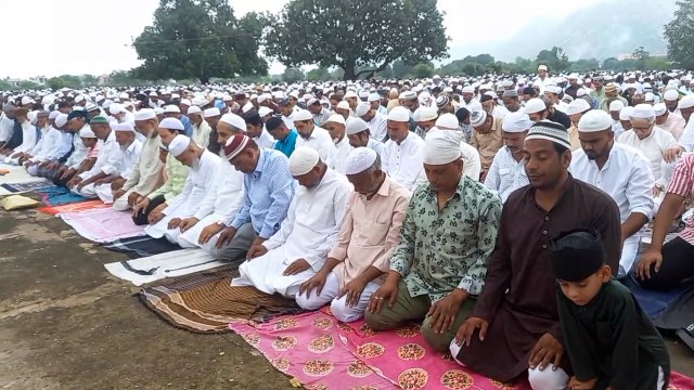 खुदा की इबादत में झुके सिर