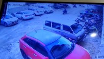Video: बिजनेसमैन की कार से उड़ाया 1 लाख रुपए, यूं अंजाम दी वारदात