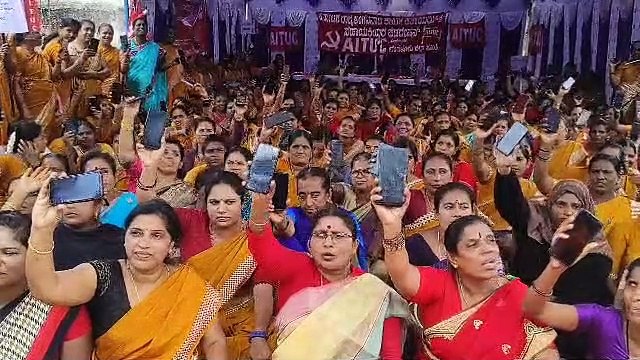 फ्रीडम पार्क में आंगनबाड़ी कार्यकर्ताओं ने किया प्रदर्शन, बताई अपनी समस्याएं