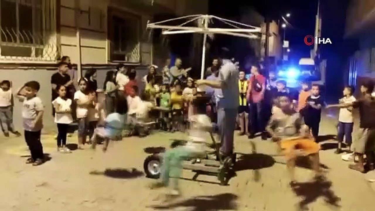 Balançoire surprise revenant du chef aux enfants