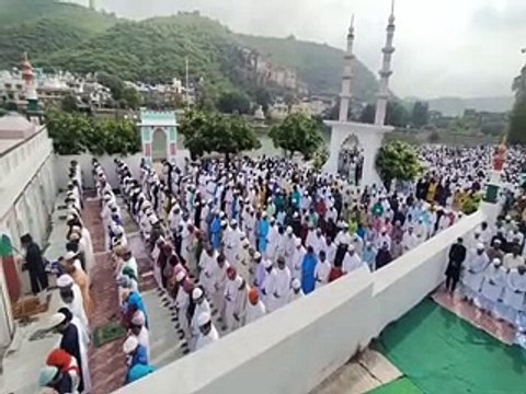 video: खुदा की बारगाह में झुके हजारों शीश, अमन चैन की मांगी दुआ