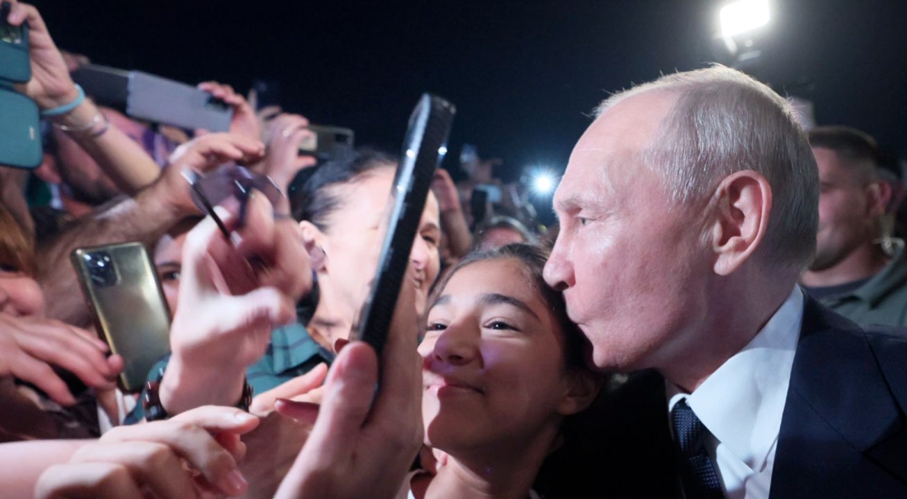 Nahbar wie nie: Putin badet in Menschenmenge