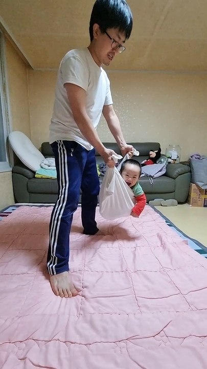 oppa is playing with his appa
