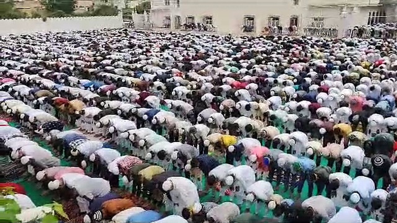 हर्षोल्लास से मनाई जा रही है ईद, मुख्य नमाज में उमड़ा जन सैलाब