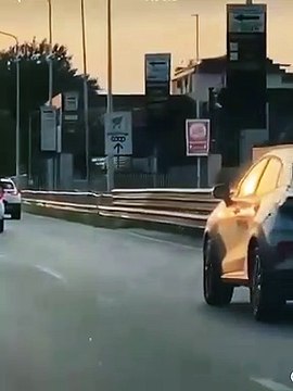 Firenze, ragazzo sdraiato sul tetto di un’auto transita sulla tangenziale: indaga la polizia