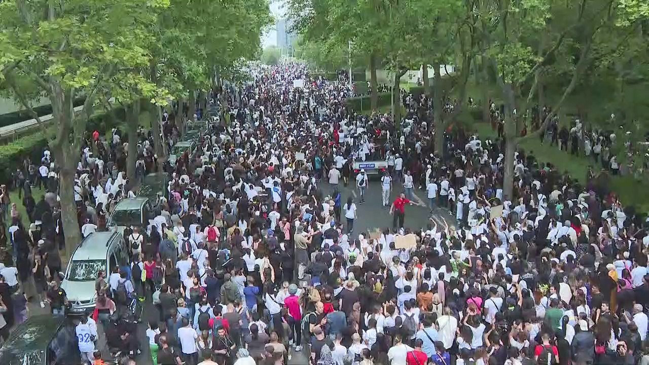 Tod von 17-Jährigem: Tausende protestieren gegen Polizeigewalt