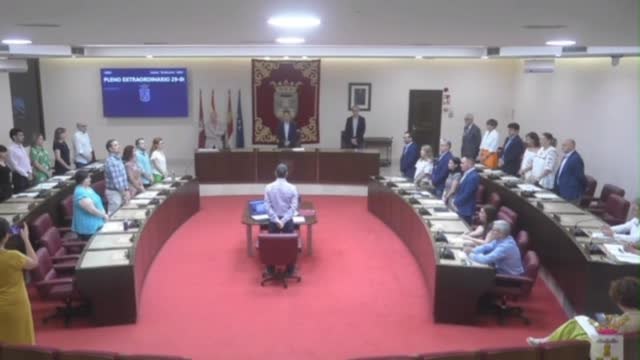 Los cuatro concejales de Vox en Albacete permanecen sentados durante un minuto de silencio por las víctimas de la violencia machista