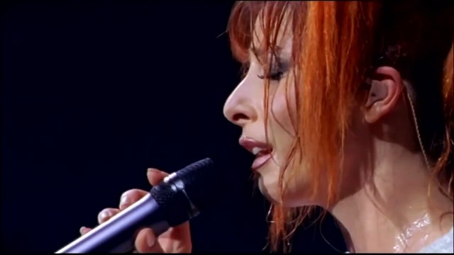 Mylène Farmer chante Pas le temps de vivre au Mylenium Tour