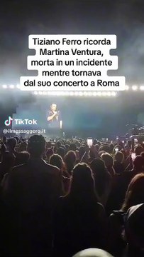 Tiziano Ferro ricorda Martina dal palco del Maradona: “Preghiamo insieme per lei”
