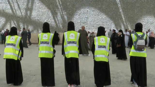 متطوعون يقدمون خدمات إرشادية وصحية للحجاج خلال رمي الجمرات