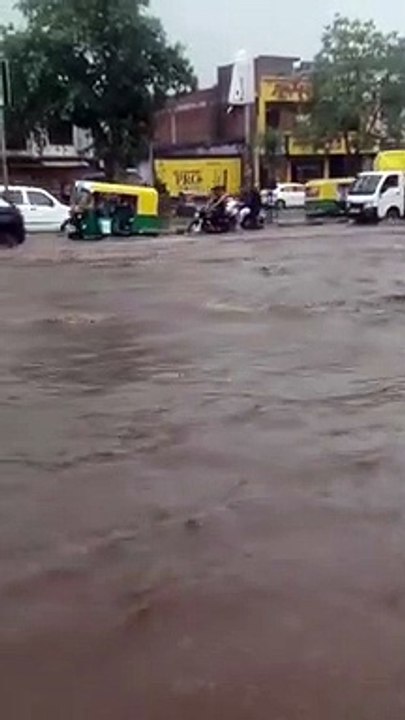 Video.... अहमदाबाद : कोतरपुर में चार इंच बरसात, शहर में 61 जगहों पर भरा पानी