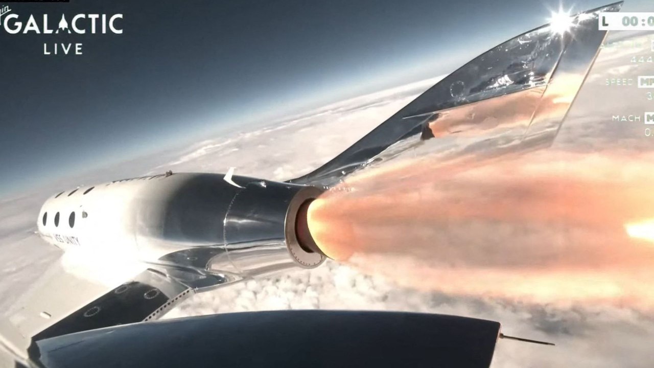 Compañía Virgin Galactic del multimillonario Richard Branson inicia sus viajes de turismo espacial