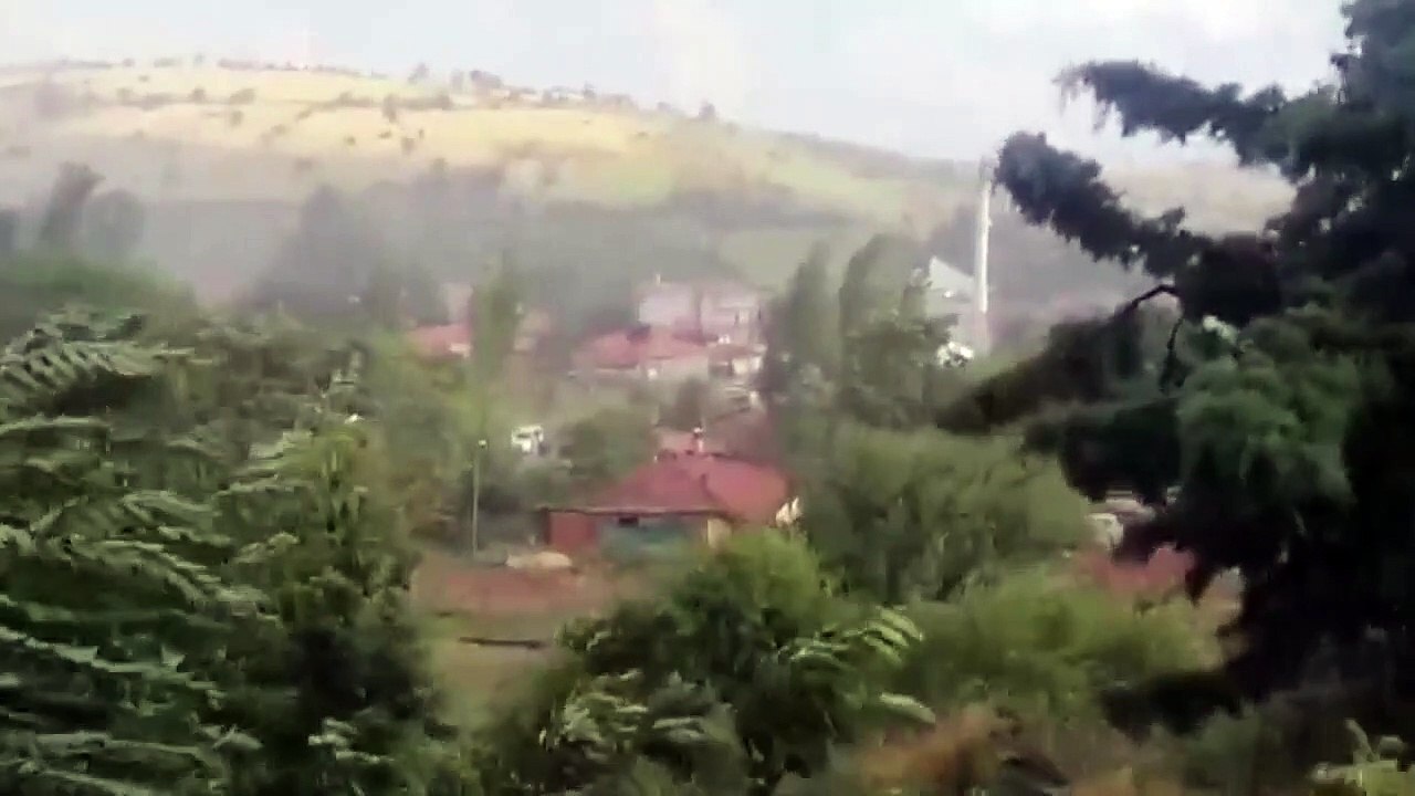 En raison des fortes pluies à Amasya, les transports ont été interrompus, les rues et les ponts se sont remplis d'eau.