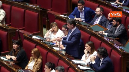 #BastaVitePrecarie, lo striscione del Movimento 5 Stelle alla Camera